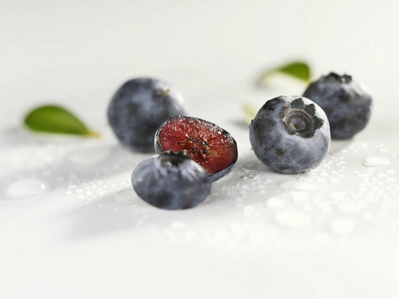 无人,横图,俯视,室内,特写,白天,白色背景,桌面,桌子,浆果,蓝莓,水果,叶子,阴影,朦胧,模糊,新鲜,反射,木制,影子,冰,生食,冰块,食品,果实,绿叶,冷冻,食物,木制品,嫩叶,寒冷,摄影,有机食品,绿色食品,影棚,冷藏,冰冷,保鲜,叶,叶片,山都柿,蓝浆果,蓝靛果,彩图,高角度拍摄,影棚拍摄,拍摄