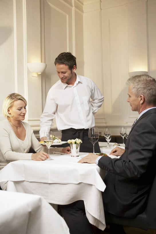 西方人,三个人,服务员,餐厅,站,坐,竖图,室内,特写,白天,正面,爱情,智慧,桌面,桌子,花瓶,照明,欧洲,欧洲人,握,阴影,服装,艺术,装饰,盛开,光线,木制,壁灯,布料,影子,陶瓷,灯光,陶瓷制品,浪漫,拿,花蕾,布纹,拿着,注视,休闲装,文化,灯,桌布,花,花瓣,花朵,鲜花,衣服,插花,餐巾,木制品,瓶子,灯具,台布,花苞,花蕊,观察,看,站着,休闲,温暖,温馨,休闲服,恩爱,握着,恋人,服饰,观看,华丽,修饰,插花艺术,照亮,点缀,和睦,察看,创造,照明设备,关注,创作,想象,衬托,美观,雅致,雅观,男人,男性,女人,女性,中年男性,中年女性,白种人,情侣,服务生,侍者,站立,坐着,半身,彩图,餐馆,饭店,饭馆,伴侣,融洽