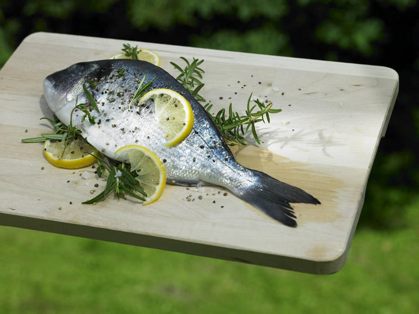 海鲜,无人,横图,俯视,室外,特写,白天,草地,草坪,植物,柠檬,水果,一条,朦胧,模糊,新鲜,鱼,肉,生食,鱼肉,食品,果实,案板,鲷鱼,水产,肉类,鱼类,海洋生物,砧板,草,树,树木,食物,绿色,自然,有机食品,绿色食品,生长,成长,鲷,加吉鱼,铜盆鱼,迷迭香,水生动物,海产品,水生物,肉食,海底动物,海洋之露,班加吉,加真鲷,益母果,柠果,彩图,高角度拍摄,全身