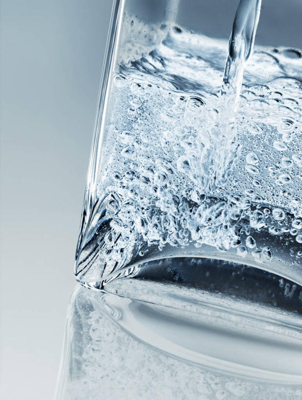 无人,竖图,俯视,室内,特写,白天,水,桌面,桌子,杯子,阴影,波纹,灰色背景,透明,反射,木制,液体,影子,气泡,水滴,涟漪,漩涡,水泡,玻璃制品,水珠,一个,水纹,泡泡,木制品,水杯,摄影,影棚,单个,圆弧,玻璃杯,彩图,高角度拍摄,影棚拍摄,拍摄