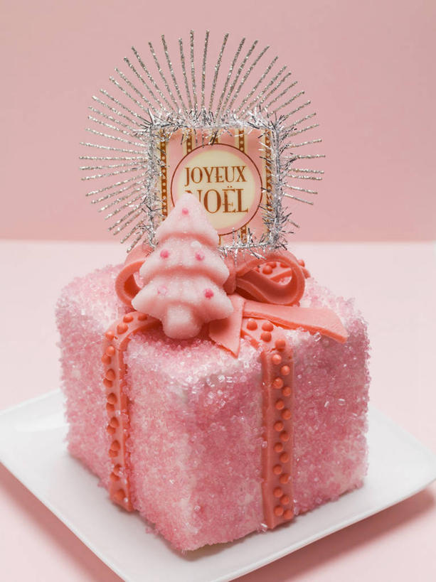 点心,无人,竖图,俯视,室内,特写,白天,下午茶,桌面,桌子,餐具,礼盒,礼物,圣诞节,阴影,节日,庆祝,装饰,反射,木制,碟子,盘,丝绸,丝带,影子,纸盒,食品,缎带,文化,绸带,盒子,食物,糕点,一个,包装盒,盘子,木制品,礼品盒,碟,庆典,摄影,礼品,影棚,单个,纪念,华丽,修饰,点缀,衬托,美观,雅致,雅观,彩图,高角度拍摄,影棚拍摄,拍摄,蛋糕