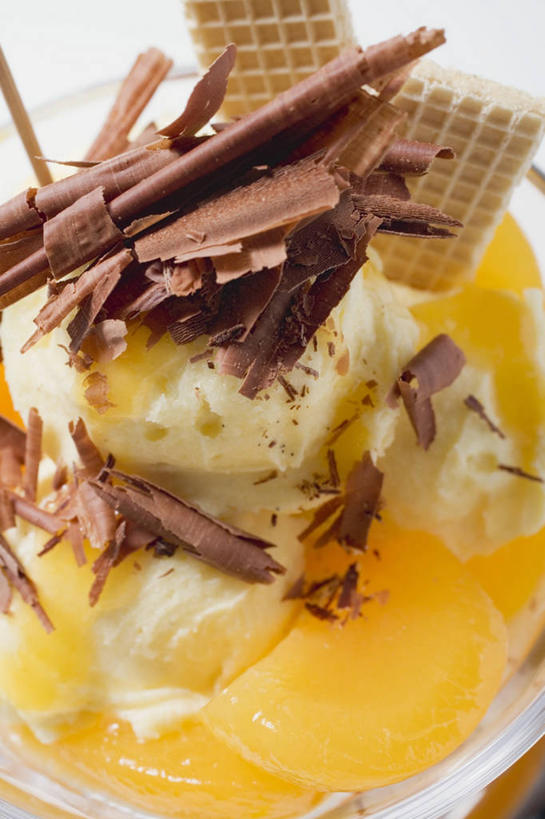 无人,竖图,俯视,室内,特写,白天,桌面,桌子,桃子,杏,水果,阴影,新鲜,反射,木制,影子,生食,食品,糖,糖果,冰激凌,甜点,甜品,果实,清凉,食物,木制品,甜食,冷饮,巧克力,舒服,冰淇淋,有机食品,绿色食品,朱古力,黑巧克力,解暑,解渴,雪糕,杏果,舒爽,肺果,冰糕,消暑,杏子,彩图,高角度拍摄