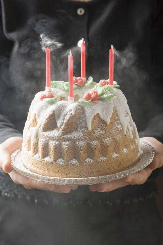 点心,西方人,手,一个人,站,捧,竖图,室内,特写,白天,正面,餐具,蜡烛,欧洲,欧洲人,双手,仅一个男性,仅一个人,阴影,服装,朦胧,模糊,光线,碟子,火焰,盘,影子,烛光,食品,甜点,甜品,燃烧,休闲装,文化,食物,糕点,仅一个年轻男性,一个,衣服,盘子,碟,甜食,奶油,生日蛋糕,点燃,祈祷,站着,休闲,手部,休闲服,许愿,服饰,单个,纪念,祈求,乳制品,激凌,克林姆,淇淋,平安,男人,男性,年轻男性,白种人,端,端着,捧着,手捧,站立,半身,彩图,蛋糕