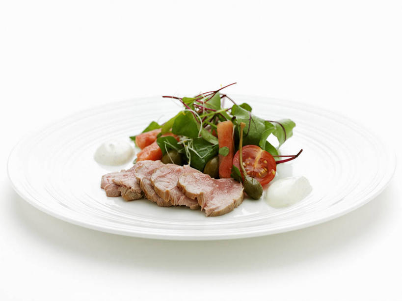 无人,横图,俯视,室内,特写,白天,白色背景,桌面,桌子,菠菜,蔬菜,西红柿,小番茄,餐具,阴影,新鲜,反射,木制,碟子,盘,影子,肉,生食,蔬菜沙拉,沙拉,食品,色拉,猪肉,沙律,肉类,食物,一个,盘子,木制品,碟,摄影,有机食品,绿色食品,影棚,单个,色拉酱,千岛酱,肉食,豚肉,小西红柿,樱桃小番茄,珍珠小番茄,鹦鹉菜,樱桃番茄,鼠根菜,圣女果,角菜,红嘴绿鹦哥,番茄,赤根菜,菠薐菜,波斯草,彩图,高角度拍摄,影棚拍摄,拍摄