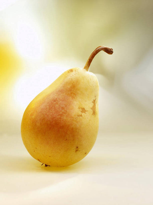 无人,竖图,俯视,室内,特写,白天,桌面,桌子,梨,水果,阴影,朦胧,模糊,新鲜,反射,木制,影子,生食,食品,果实,食物,一个,黄色,木制品,香梨,有机食品,绿色食品,单个,生梨,彩图,高角度拍摄