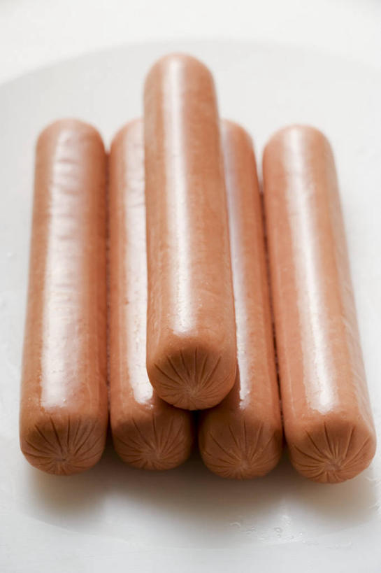 无人,竖图,俯视,室内,特写,白天,白色背景,桌面,桌子,餐具,一堆,许多,阴影,堆叠,堆积,反射,木制,碟子,盘,影子,肉,香肠,腊肠,很多,猪肉,肉类,一个,盘子,木制品,碟,摄影,影棚,单个,堆,肉食,豚肉,彩图,高角度拍摄,影棚拍摄,拍摄