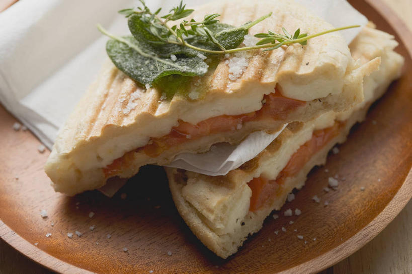 奶酪,无人,家庭,横图,俯视,室内,特写,白天,智慧,餐桌,桌子,蔬菜,西红柿,餐具,阴影,新鲜,反射,碟子,盘,影子,调料,盐,干酪,起司,食品,调味品,芝士,营养,调味料,食盐,食物,一个,盘子,碟,乳酪,有机食品,绿色食品,单个,餐台,鼠尾草,乳制品,发酵,理性,番茄,彩图,高角度拍摄