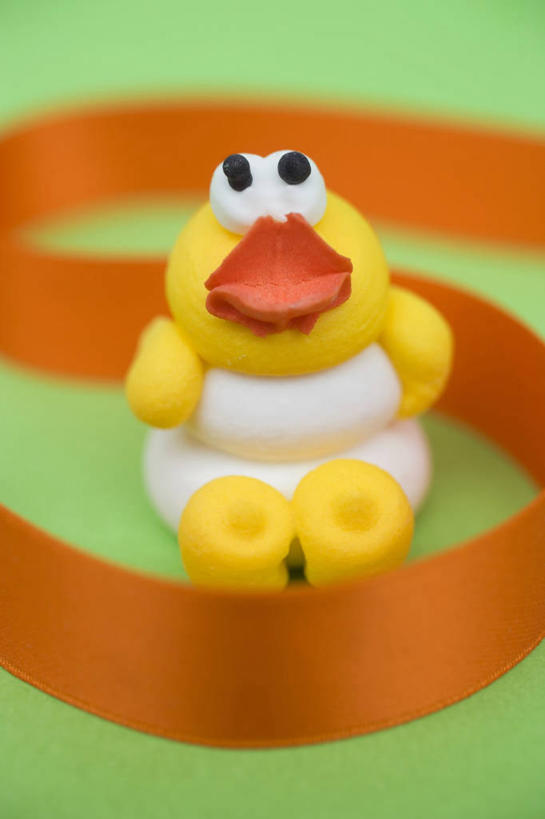 无人,竖图,俯视,室内,特写,白天,餐桌,桌子,鸡,复活节,绿色背景,阴影,节日,朦胧,模糊,庆祝,反射,丝绸,丝带,影子,食品,糖,糖果,甜点,甜品,缎带,软糖,文化,家禽,绸带,食物,黄色,动物,甜食,庆典,摄影,牲畜,影棚,餐台,纪念,彩图,高角度拍摄,影棚拍摄,拍摄