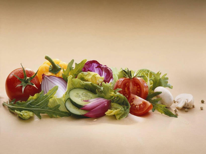 无人,横图,俯视,室内,特写,白天,餐桌,桌子,黄瓜,辣椒,蔬菜,蒜,西红柿,一堆,许多,阴影,堆叠,堆积,新鲜,反射,影子,菌菇,蘑菇,食品,西葫芦,蒜头,菌类,食物,黄色,红色,白瓜,食用菌,摄影,有机食品,绿色食品,影棚,褐色背景,餐台,堆,彩椒,芝麻菜,辣角,红海椒,大椒,辣虎,广椒,茭瓜,德国芥菜,火箭生莱,芸芥,芝麻叶,紫花南芥,胡蒜,甜椒,柿子椒,青瓜,辣子,胡瓜,海椒,番茄,番椒,灯笼椒,大蒜,彩图,高角度拍摄,影棚拍摄,拍摄