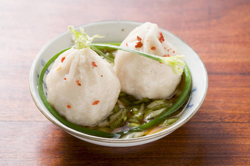 点心,无人,横图,俯视,室内,特写,白天,烹饪,中餐,餐桌,桌子,阴影,反射,木制,影子,陶瓷,葱,青葱,调料,调味,酱料,酱汁,肉,香料,佐料,料理,食品,甜点,甜品,陶瓷制品,调味品,调味料,酱,菜肴,美食,肉类,球,食物,糕点,一个,白色,木制品,容器,碗,中式,摄影,佳肴,影棚,单个,餐台,储藏,配料,储存,肉食,作料,彩图,高角度拍摄,影棚拍摄,拍摄,贮存