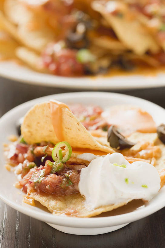 点心,奶酪,无人,竖图,俯视,室内,特写,白天,餐桌,桌子,橄榄,蔬菜,餐具,阴影,朦胧,模糊,新鲜,反射,碟子,盘,影子,陶瓷,干酪,起司,食品,甜点,甜品,陶瓷制品,芝士,营养,食物,糕点,白色,盘子,容器,碟,碗,甜食,奶油,乳酪,摄影,有机食品,绿色食品,影棚,餐台,储藏,乳制品,储存,发酵,激凌,克林姆,淇淋,青果,白榄,彩图,高角度拍摄,影棚拍摄,拍摄,贮存