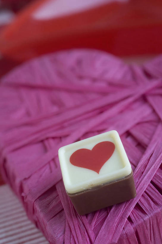 无人,竖图,俯视,室内,特写,白天,爱情,餐桌,桌子,礼盒,礼物,一块,阴影,爱心,朦胧,模糊,反射,影子,纸盒,食品,糖,糖果,甜点,甜品,浪漫,白巧克力,盒子,食物,红色,包装盒,礼品盒,甜食,巧克力,温暖,温馨,心形,恩爱,摄影,礼品,影棚,餐台,朱古力,和睦,心型,彩图,高角度拍摄,影棚拍摄,拍摄,融洽