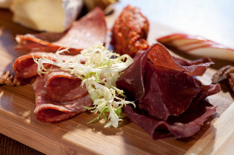 无人,横图,俯视,室内,特写,白天,餐桌,桌子,蔬菜,许多,阴影,新鲜,反射,木制,影子,肉,香肠,食品,案板,腊肠,肉类,砧板,食物,木制品,摄影,有机食品,绿色食品,影棚,餐台,肉食,彩图,高角度拍摄,影棚拍摄,拍摄