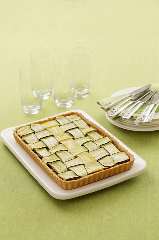 无人,竖图,俯视,室内,特写,白天,餐桌,桌子,蔬菜,杯子,餐具,一排,许多,绿色背景,阴影,新鲜,整齐,反射,碟子,盘,影子,食品,西葫芦,玻璃制品,食物,排列,白色,盘子,水杯,碟,白瓜,摄影,有机食品,绿色食品,影棚,餐台,队列,茭瓜,玻璃杯,彩图,高角度拍摄,影棚拍摄,拍摄