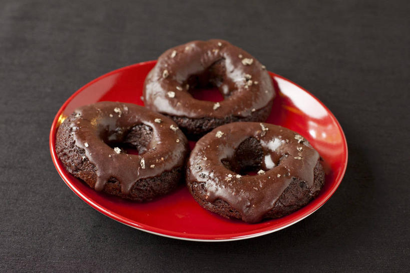 点心,面包,无人,横图,俯视,室内,特写,白天,餐桌,桌子,餐具,阴影,反射,碟子,盘,影子,食品,糖,糖果,面点,食物,糕点,三个,一个,红色,盘子,碟,巧克力,甜甜圈,摄影,影棚,单个,餐台,朱古力,多纳滋面包,唐纳滋,面包圈,彩图,高角度拍摄,影棚拍摄,拍摄