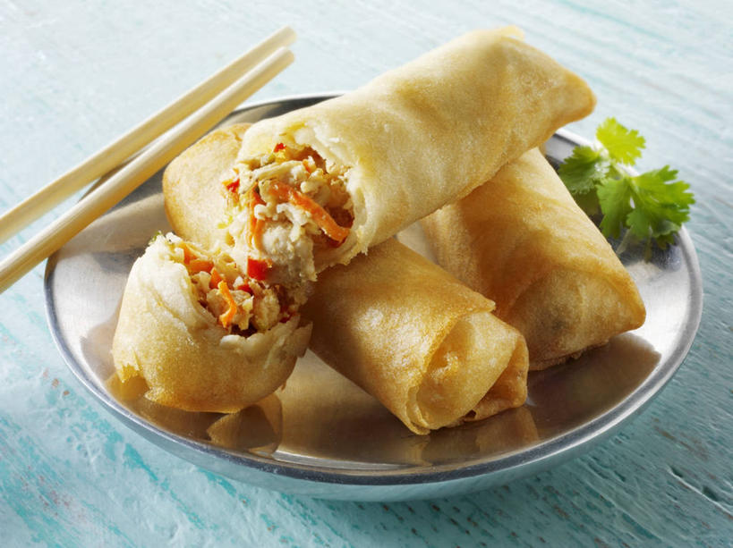 点心,无人,横图,俯视,室内,特写,白天,餐桌,筷子,桌子,芹菜,蔬菜,餐具,一双,阴影,新鲜,反射,木制,碟子,盘,影子,料理,食品,面点,文化,传统,春卷,美食,食物,盘子,木制品,碟,四个,中式,剥开,摄影,有机食品,绿色食品,荷兰芹,欧芹,香芹,影棚,餐台,礼节,薄饼,礼仪,法香,巴西利,洋香菜,洋芫荽,法国香菜,旱芹菜,番荽,春饼,进餐用具,彩图,高角度拍摄,影棚拍摄,拍摄