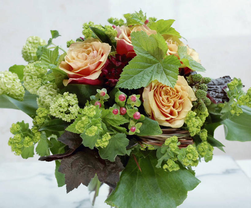 无人,横图,俯视,室内,特写,白天,白色背景,爱情,幸福,纯洁,热情,餐桌,桌子,玫瑰,叶子,阴影,装饰,盛开,反射,影子,绿叶,玫瑰花,浪漫,花蕾,花,花瓣,花朵,鲜花,花苞,花蕊,温暖,温馨,嫩叶,恩爱,摄影,影棚,餐台,华丽,修饰,点缀,和睦,感动,衬托,美观,雅致,雅观,尊敬,天真,刺玫花,徘徊花,叶,叶片,彩图,高角度拍摄,影棚拍摄,拍摄,融洽