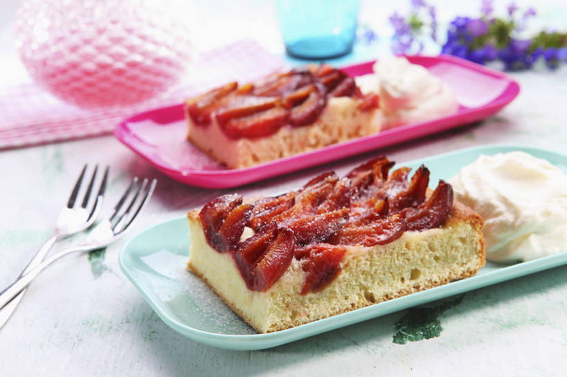 点心,无人,横图,俯视,室内,特写,白天,白色背景,餐桌,桌子,李子,杯子,餐具,水果,金属制品,许多,阴影,朦胧,模糊,新鲜,装饰,盛开,反射,金属,叉子,碟子,盘,影子,塑料,生食,食品,甜点,甜品,果实,花蕾,花,花瓣,花朵,鲜花,食物,糕点,盘子,塑料制品,碟,甜食,奶油,花苞,花蕊,摄影,有机食品,绿色食品,影棚,餐台,塑料杯,华丽,修饰,点缀,乳制品,餐叉,衬托,美观,雅致,雅观,激凌,克林姆,淇淋,红李,鸡血李,杏李,进餐用具,彩图,高角度拍摄,影棚拍摄,拍摄