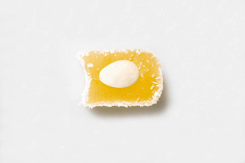 无人,横图,俯视,室内,特写,白天,白色背景,餐桌,桌子,椰子,水果,阴影,新鲜,反射,影子,生食,食品,糖,糖果,甜点,甜品,果实,软糖,食物,一个,甜食,摄影,有机食品,绿色食品,影棚,单个,餐台,大椰,胥余,椰瓢,越王头,彩图,高角度拍摄,影棚拍摄,拍摄