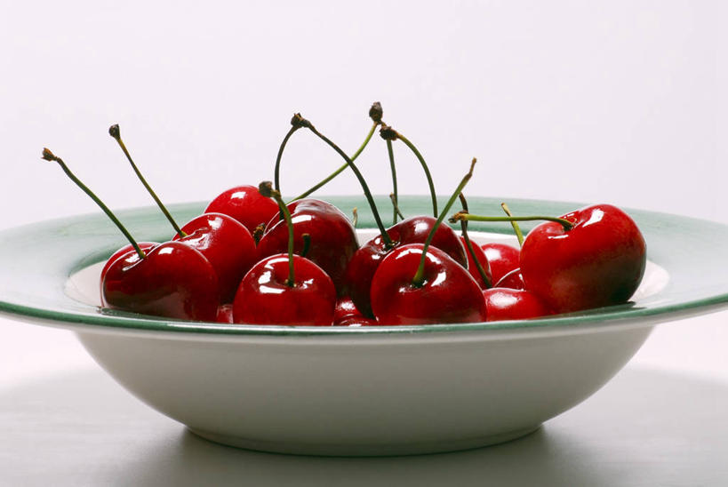 无人,横图,室内,特写,白天,白色背景,正面,餐桌,桌子,樱桃,水果,一堆,许多,阴影,堆叠,堆积,新鲜,反射,影子,陶瓷,生食,食品,果实,陶瓷制品,食物,一个,红色,容器,碗,摄影,有机食品,绿色食品,影棚,单个,餐台,储藏,堆,储存,樱珠,莺桃,英桃,楔桃,牛桃,荆桃,彩图,影棚拍摄,拍摄,贮存