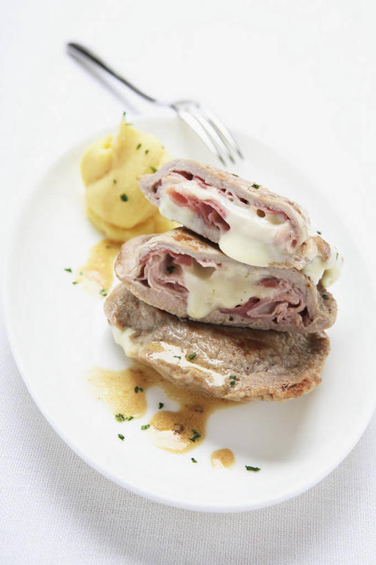 奶酪,无人,竖图,俯视,室内,特写,白天,白色背景,烹饪,西餐,餐桌,桌子,餐具,阴影,反射,叉子,碟子,盘,影子,调味,肉,香料,佐料,干酪,起司,料理,食品,土豆泥,芝士,营养,火腿,猪肉,菜肴,美食,肉类,食物,腌制,一个,白色,盘子,碟,乳酪,西式,摄影,佳肴,影棚,单个,餐台,配料,乳制品,发酵,肉食,餐叉,豚肉,作料,熏制,火肉,兰熏,马铃薯泥,薯蓉,猪腿,进餐用具,彩图,高角度拍摄,影棚拍摄,拍摄