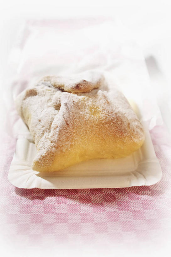 点心,无人,竖图,俯视,室内,特写,白天,下午茶,餐桌,桌子,餐具,一块,阴影,朦胧,模糊,反射,碟子,盘,影子,调料,食品,糖,调味品,调味料,食物,糕点,白色,盘子,碟,摄影,影棚,餐台,彩图,高角度拍摄,影棚拍摄,拍摄,蛋糕