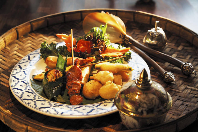 无人,横图,俯视,室内,特写,白天,烹饪,绘画,餐桌,桌子,蔬菜,西红柿,小番茄,餐具,阴影,朦胧,模糊,新鲜,反射,彩绘,瓷器,碟子,盘,影子,陶瓷,调味,肉,香料,佐料,料理,食品,泰式,菜肴,美食,肉类,泰国料理,竹签,食物,一个,红色,盘子,容器,碟,佳肴,有机食品,绿色食品,单个,餐台,储藏,配料,陶艺,储存,肉食,取食签,作料,彩釉,泰菜,泰国菜,泰式料理,小西红柿,樱桃小番茄,珍珠小番茄,樱桃番茄,圣女果,番茄,画画,彩图,高角度拍摄,贮存