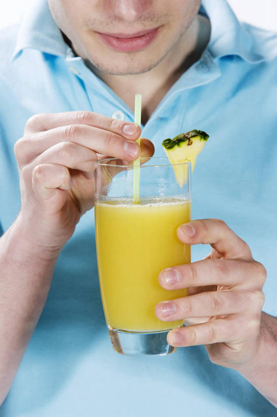 果汁,西方人,手,一个人,竖图,室内,特写,白天,正面,菠萝,杯子,欧洲,欧洲人,双手,仅一个男性,仅一个人,握,阴影,服装,反射,影子,塑料,饮品,一杯,休闲装,玻璃制品,饮料,仅一个年轻男性,一个,衣服,蓝色,水杯,塑料制品,吸管,休闲,手部,休闲服,握着,摄影,服饰,影棚,单个,空心,可口,饮管,适口,男人,男性,年轻男性,白种人,玻璃杯,凤梨,半身,彩图,影棚拍摄,拍摄,圆柱状