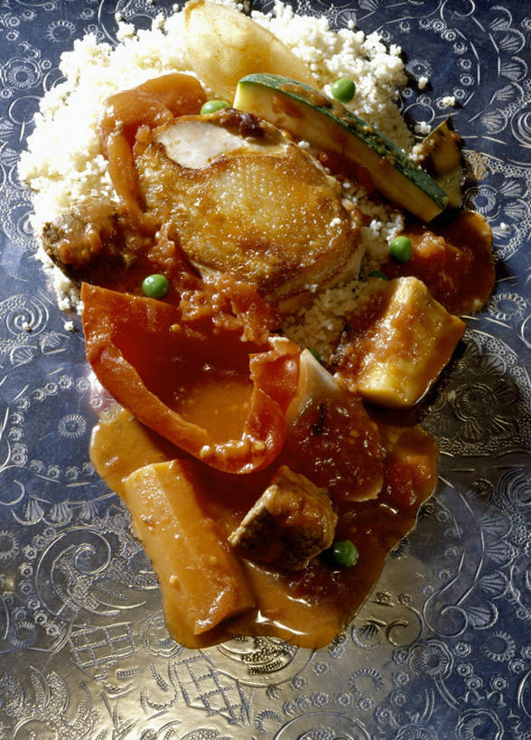 面食,面条,无人,竖图,俯视,室内,特写,白天,烹饪,西餐,植物,餐桌,桌子,蔬菜,许多,阴影,新鲜,反射,影子,豆类,豆子,豌豆,鸡肉,面,肉,料理,食品,西葫芦,荷兰豆,菜肴,美食,肉类,食物,白瓜,西式,摄影,佳肴,有机食品,绿色食品,影棚,餐台,雪豆,肉食,豆科,寒豆,毕豆,麻累,国豆,小寒豆,麦豌豆,茭瓜,彩图,高角度拍摄,影棚拍摄,拍摄