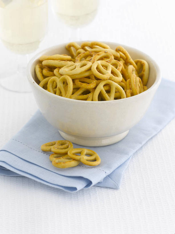 点心,无人,竖图,俯视,室内,特写,白天,白色背景,餐桌,桌子,一堆,许多,阴影,堆叠,堆积,反射,布料,影子,陶瓷,食品,陶瓷制品,布纹,桌布,食物,一个,白色,餐巾,容器,台布,碗,饼干,零食,摄影,影棚,单个,餐台,储藏,堆,储存,彩图,高角度拍摄,影棚拍摄,拍摄,贮存