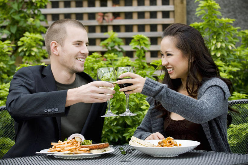 面食,面条,意大利面,红酒,葡萄酒,东方人,西方人,两个人,坐,笑,微笑,露齿笑,横图,俯视,室外,白天,爱情,西餐,植物,餐桌,桌子,杯子,叶子,欧洲,欧洲人,亚洲,握,阴影,服装,庆祝,光线,高脚杯,影子,陶瓷,调料,酱料,酱汁,面,肉,佐料,料理,食品,绿叶,陶瓷制品,红酒杯,酒类,调味品,两杯,浪漫,调味料,休闲装,黄种人,酱,肉类,玻璃制品,酒,树,树木,食物,饮料,衣服,绿色,阳光,自然,酒杯,容器,碗,干杯,碰杯,休闲,温暖,温馨,休闲服,嫩叶,红葡萄酒,恩爱,交际,西式,友好,握着,恋人,服饰,生长,成长,餐台,储藏,庆贺,和睦,葡萄酒杯,储存,礼仪,敬酒,肉食,劝酒,男人,男性,年轻男性,年轻女性,女人,女性,白种人,亚洲人,情侣,叶,叶片,玻璃杯,坐着,半身,彩图,高角度拍摄,伴侣,融洽,贮存