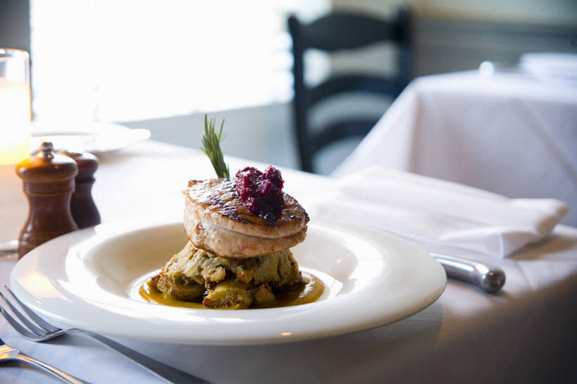 无人,餐厅,横图,俯视,室内,特写,白天,餐桌,桌子,蔬菜,餐具,椅子,阴影,朦胧,模糊,新鲜,反射,布料,叉子,碟子,盘,影子,木椅,调料,酱料,酱汁,肉,佐料,食品,调味品,调味料,布纹,猪肉,酱,肉类,桌布,食物,盘子,餐巾,碟,台布,有机食品,绿色食品,餐台,肉食,餐叉,豚肉,进餐用具,彩图,高角度拍摄,餐馆,饭店,饭馆