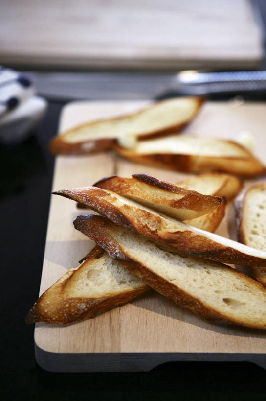 点心,面包,无人,竖图,俯视,室内,特写,白天,餐桌,桌子,一堆,许多,阴影,堆叠,堆积,朦胧,模糊,反射,木制,影子,食品,面点,案板,砧板,食物,糕点,木制品,摄影,影棚,餐台,堆,彩图,高角度拍摄,影棚拍摄,拍摄