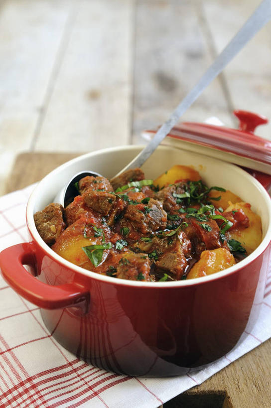 无人,竖图,俯视,室内,特写,白天,餐桌,桌子,辣椒,西红柿,阴影,朦胧,模糊,反射,布料,影子,勺子,陶瓷,调味,肉,香料,佐料,牛肉,陶瓷制品,布纹,肉类,桌布,一个,红色,餐巾,容器,调羹,台布,汤匙,碗,摄影,影棚,单个,餐台,储藏,配料,储存,肉食,彩椒,辣角,红海椒,大椒,辣虎,广椒,作料,甜椒,柿子椒,辣子,海椒,番茄,番椒,灯笼椒,彩图,高角度拍摄,影棚拍摄,拍摄,贮存