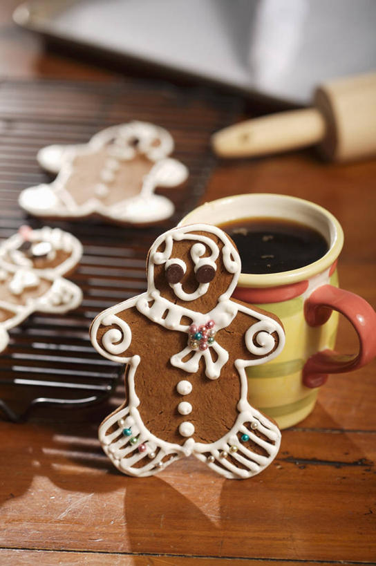 点心,咖啡,无人,竖图,俯视,室内,特写,白天,烘焙,幸福,餐桌,桌子,杯子,金属制品,圣诞节,阴影,节日,朦胧,模糊,庆祝,人形,反射,金属,木制,瓷器,擀面杖,影子,食品,甜点,咖啡杯,陶瓷制品,文化,娱乐,架子,食物,糕点,饮料,木制品,饼干,甜食,零食,庆典,享受,休闲,温馨,放松,乐趣,摄影,影棚,餐台,纪念,提神,舒适,瓷杯,醒脑,酥饼,姜饼,软饮料,姜饼人,装饰饼干,冷却,冷却架,彩图,高角度拍摄,影棚拍摄,拍摄