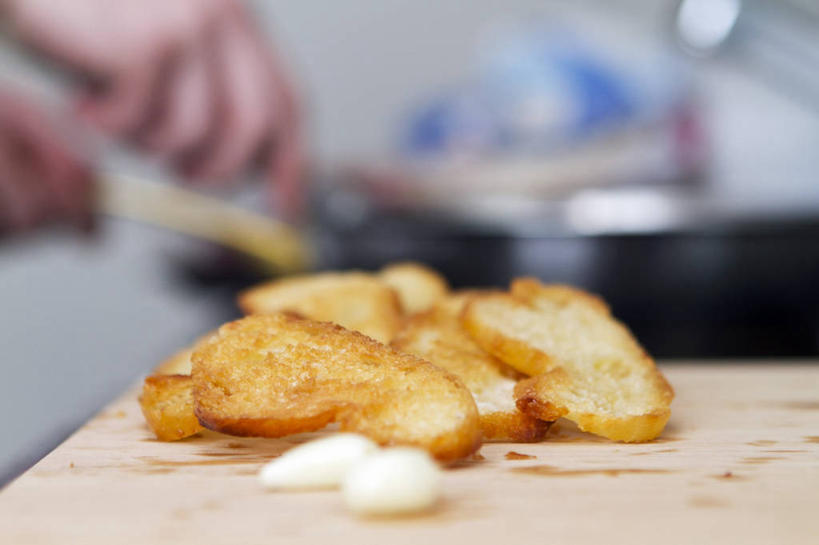 点心,面包,西方人,手,一个人,横图,俯视,室内,特写,白天,烹饪,餐桌,厨房,桌子,蒜,厨具,金属制品,欧洲,欧洲人,双手,仅一个男性,仅一个人,阴影,朦胧,模糊,反射,金属,锅子,影子,调味,香料,佐料,食品,面点,案板,蒜头,锅,砧板,食物,糕点,仅一个年轻男性,手部,餐台,锅具,配料,烹饪用具,作料,胡蒜,男人,男性,年轻男性,白种人,烹调用具,大蒜,烹调,半身,彩图,高角度拍摄,灶间