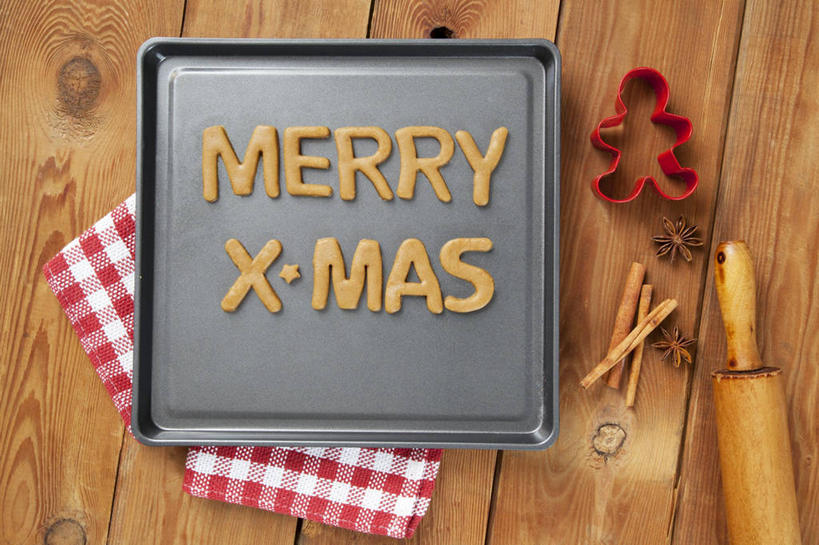 点心,无人,横图,俯视,室内,特写,白天,餐桌,桌子,圣诞节,阴影,节日,庆祝,人形,反射,木制,英文,标志,布料,方格,擀面杖,格子,文字,影子,字符,字母,食品,甜点,布纹,文化,标识,桌布,食物,糕点,餐巾,木制品,台布,饼干,甜食,零食,庆典,摄影,影棚,餐台,模具,纪念,英文字母,酥饼,姜饼,姜饼人,装饰饼干,彩图,高角度拍摄,影棚拍摄,拍摄