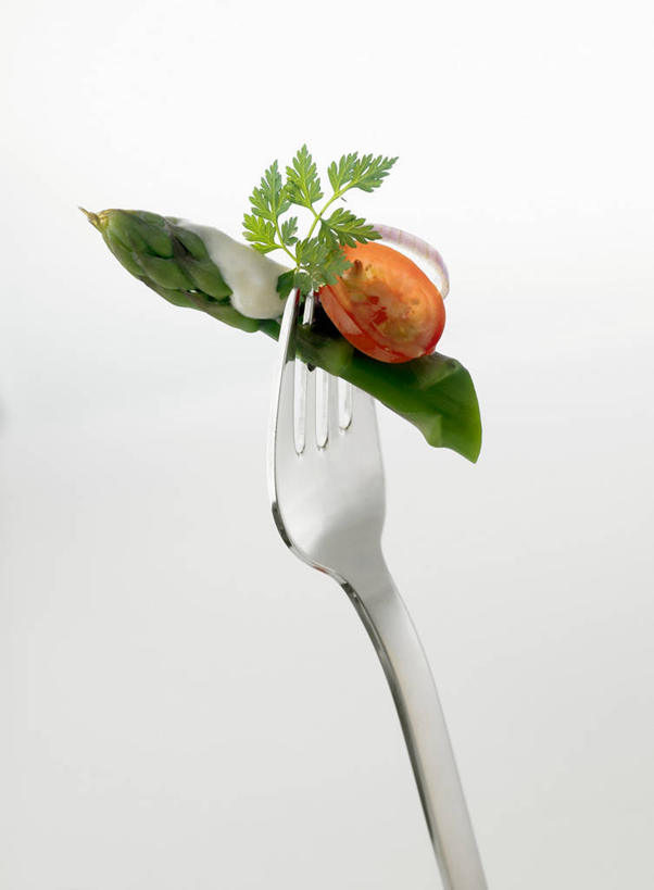 无人,竖图,室内,特写,白天,白色背景,正面,芦笋,蔬菜,西红柿,小番茄,餐具,一把,阴影,新鲜,反射,叉子,影子,食品,食物,摄影,有机食品,绿色食品,影棚,餐叉,小西红柿,樱桃小番茄,珍珠小番茄,进餐用具,猪尾巴,樱桃番茄,药鸡豆子,石刁柏,圣女果,蚂蚁杆,龙须菜,狼尾巴根,番茄,彩图,影棚拍摄,拍摄