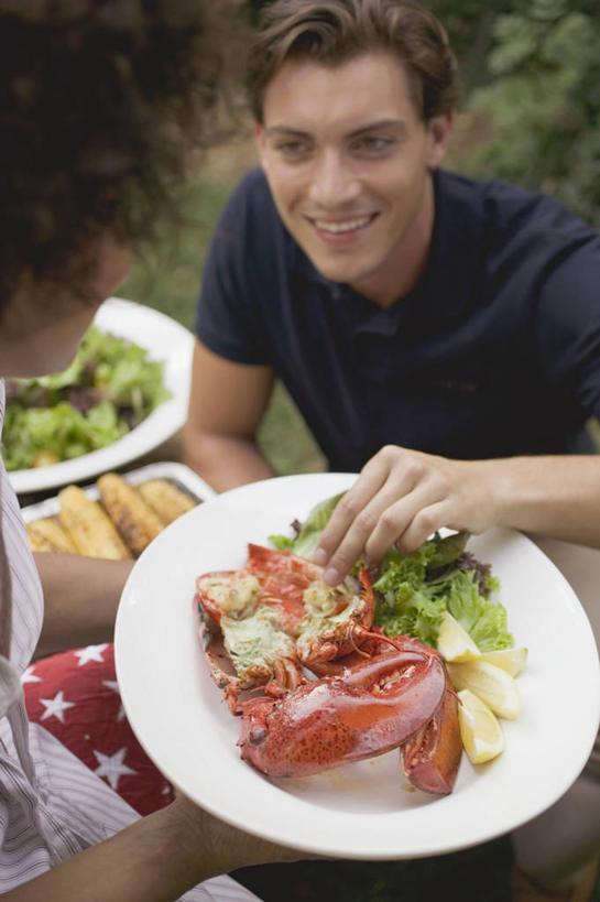 海鲜,龙虾,西方人,两个人,家庭,夫妻,站,坐,捧,笑,微笑,露齿笑,竖图,俯视,室外,白天,爱情,烧烤,植物,餐桌,桌子,蔬菜,餐具,欧洲,欧洲人,握,服装,朦胧,模糊,新鲜,碟子,盘,虾,食品,烤架,烤肉,浪漫,拿,拿着,注视,休闲装,水产,海洋生物,树,树木,食物,衣服,绿色,自然,盘子,碟,观察,看,站着,休闲,温暖,温馨,一家人,休闲服,铁架,恩爱,握着,恋人,服饰,有机食品,绿色食品,生长,成长,餐台,观看,和睦,察看,关注,水生动物,海产品,水生物,海底动物,男人,男性,年轻男性,年轻女性,女人,女性,白种人,年轻人,夫妇,情侣,端,端着,捧着,手捧,站立,坐着,半身,彩图,高角度拍摄,伴侣,融洽