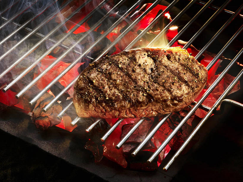 无人,横图,俯视,室内,特写,白天,烹饪,烧烤,西餐,热情,煤炭,火,朦胧,模糊,火焰,肉,牛排,牛肉,料理,食品,烤架,烤肉,燃烧,菜肴,美食,肉类,食物,一个,铁架,西式,佳肴,能源,单个,燃料,煤,能量,肉食,煤矿,矿业,化石燃料,彩图,高角度拍摄