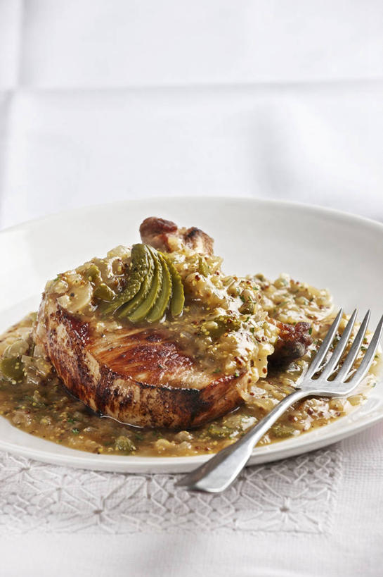 无人,竖图,俯视,室内,特写,白天,白色背景,烹饪,西餐,桌面,桌子,黄瓜,蔬菜,餐具,一把,阴影,朦胧,模糊,新鲜,反射,木制,叉子,碟子,盘,影子,肉,牛排,牛肉,料理,食品,菜肴,美食,肉类,食物,盘子,木制品,碟,西式,摄影,佳肴,有机食品,绿色食品,影棚,肉食,餐叉,进餐用具,青瓜,胡瓜,彩图,高角度拍摄,影棚拍摄,拍摄