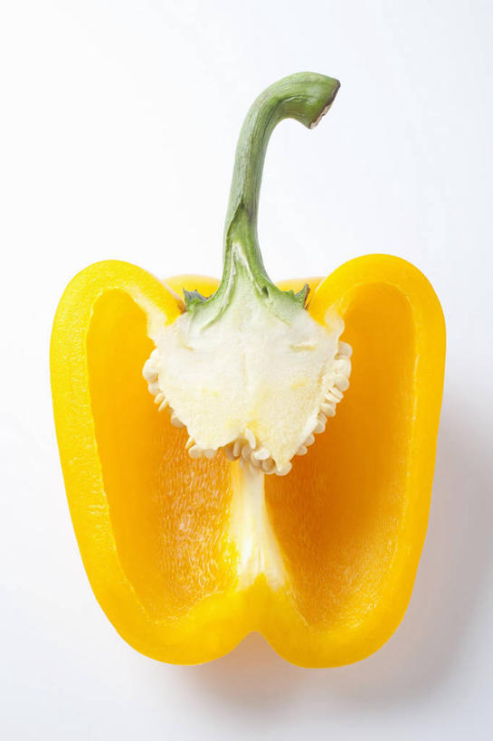 无人,竖图,俯视,室内,特写,白天,白色背景,辣椒,蔬菜,切开,阴影,新鲜,反射,影子,食品,半个,食物,黄色,切,一半,摄影,有机食品,绿色食品,影棚,剖面,彩椒,切面,辣角,红海椒,大椒,辣虎,广椒,甜椒,柿子椒,辣子,海椒,番椒,灯笼椒,彩图,高角度拍摄,影棚拍摄,拍摄