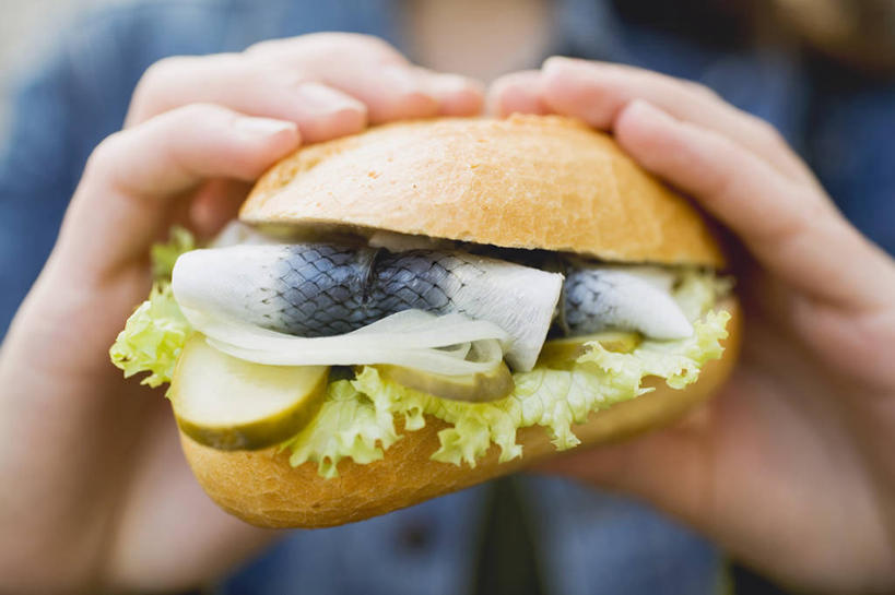 点心,面包,西方人,手,一个人,站,横图,室内,特写,白天,正面,黄瓜,蔬菜,欧洲,欧洲人,双手,仅一个年轻女性,仅一个女性,仅一个人,握,阴影,服装,朦胧,模糊,新鲜,反射,影子,生菜,莴苣,肉,鱼肉,食品,面点,拿,拿着,休闲装,肉类,食物,糕点,一个,衣服,站着,休闲,手部,休闲服,握着,服饰,有机食品,绿色食品,单个,肉食,小圆面包,春菜,鹅仔菜,莴仔菜,千金菜,叶用莴苣,年轻女性,女人,女性,白种人,青瓜,胡瓜,站立,半身,彩图