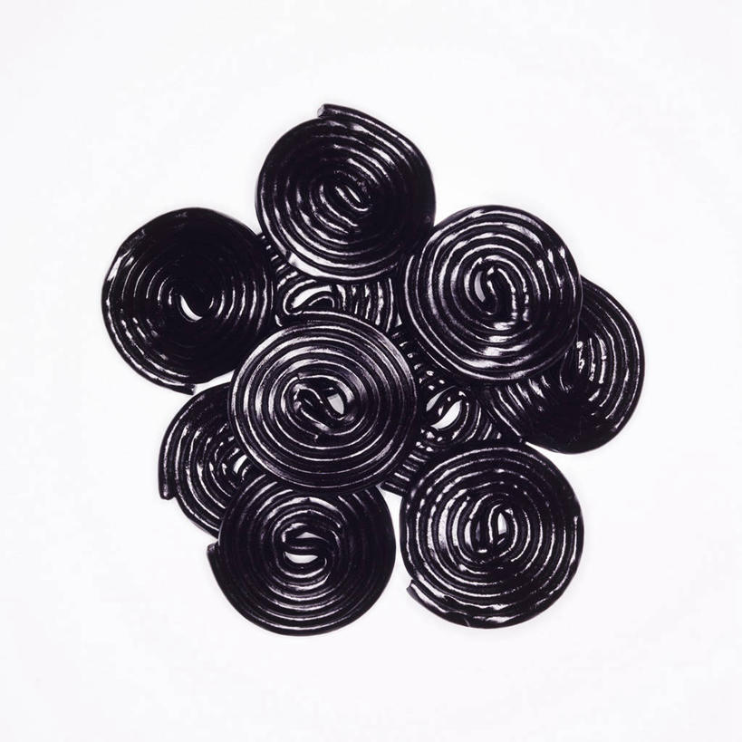 无人,方图,俯视,室内,特写,白天,白色背景,一排,许多,阴影,整齐,反射,纹路,纹理,影子,食品,糖,糖果,甜点,甜品,食物,排列,黑色,甜食,摄影,影棚,堆,队列,硬糖,肌理,彩图,高角度拍摄,影棚拍摄,拍摄