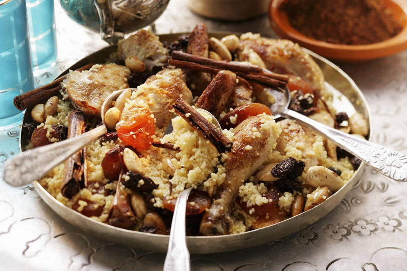 无人,横图,俯视,室内,特写,白天,烹饪,西餐,餐桌,桌子,杏,杏仁,餐具,朦胧,模糊,布料,碟子,盘,勺子,调味,鸡肉,肉,香料,佐料,料理,食品,肉桂,布纹,菜肴,美食,肉类,桌布,食物,盘子,餐巾,调羹,碟,台布,汤匙,西式,佳肴,餐台,配料,肉食,桂皮,杏果,作料,官桂,牡桂,筒桂,香桂,玉桂,杏子,杏梅仁,杏核仁,木落子,苦杏仁,彩图,高角度拍摄