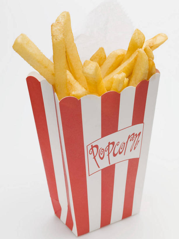 无人,竖图,俯视,室内,特写,白天,白色背景,烹饪,西餐,餐桌,桌子,土豆,一堆,许多,阴影,堆叠,堆积,条纹,反射,英文,标志,文字,影子,纸盒,字符,字母,料理,食品,标识,薯条,菜肴,美食,盒子,食物,一个,红色,包装盒,快餐,西式,摄影,佳肴,影棚,单个,餐台,堆,英文字母,西式快餐,垃圾食品,馍馍蛋,洋芋,山药蛋,马铃薯,彩图,高角度拍摄,影棚拍摄,拍摄