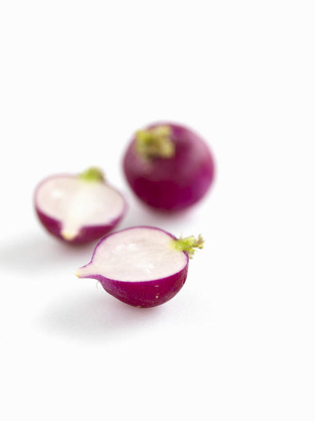 无人,竖图,俯视,室内,特写,白天,白色背景,萝卜,白萝卜,蔬菜,切开,阴影,新鲜,反射,影子,食品,食物,三个,紫色,切,摄影,有机食品,绿色食品,影棚,剖面,切面,莱菔,彩图,高角度拍摄,影棚拍摄,拍摄