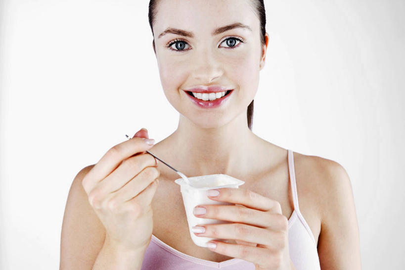 牛奶,西方人,脸,头,脸颊,手,一个人,站,笑,微笑,露齿笑,横图,室内,特写,白天,白色背景,正面,吊带,欧洲,欧洲人,双手,仅一个年轻女性,仅一个女性,仅一个人,握,阴影,服装,反射,影子,勺子,塑料,饮品,营养,拿,拿着,注视,吊带衫,酸奶,肩膀,盒子,饮料,一个,衣服,紫色,容器,塑料制品,调羹,汤匙,观察,看,站着,手部,握着,摄影,服饰,影棚,单个,观看,储藏,察看,乳制品,衣着,奶,储存,穿着,关注,发酵,优格,优酪乳,衣饰,年轻女性,女人,女性,白种人,头部,脸部,脸蛋,面部,站立,半身,彩图,影棚拍摄,拍摄,贮存