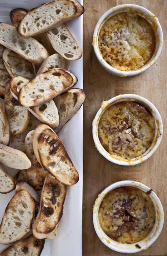 奶酪,无人,竖图,俯视,室内,特写,白天,桌面,桌子,餐具,一堆,一排,许多,堆叠,堆积,整齐,木制,碟子,盘,陶瓷,香肠,干酪,起司,陶瓷制品,腊肠,芝士,营养,排列,三个,盘子,木制品,容器,碟,碗,乳酪,储藏,堆,乳制品,储存,队列,发酵,彩图,高角度拍摄,贮存