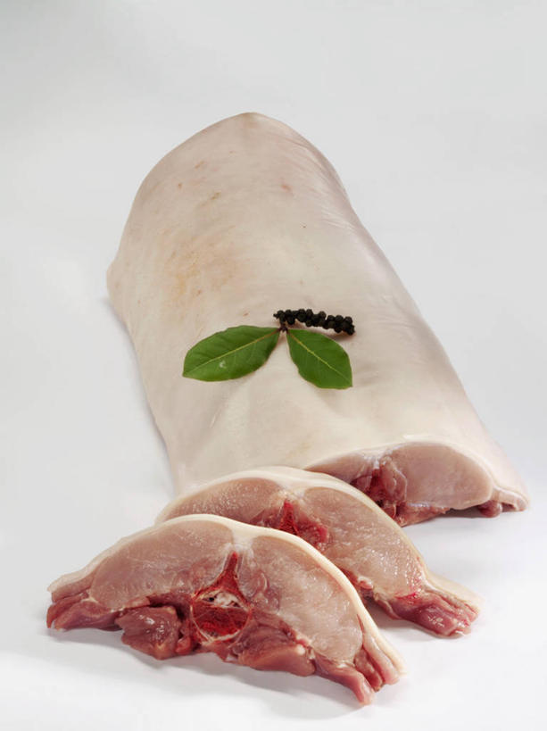 无人,竖图,俯视,室内,特写,白天,白色背景,叶子,三块,切开,阴影,反射,纹路,纹理,影子,肉,绿叶,猪肉,肉类,红色,切,嫩叶,摄影,影棚,剖面,肉食,切面,豚肉,肌理,叶,叶片,彩图,高角度拍摄,影棚拍摄,拍摄